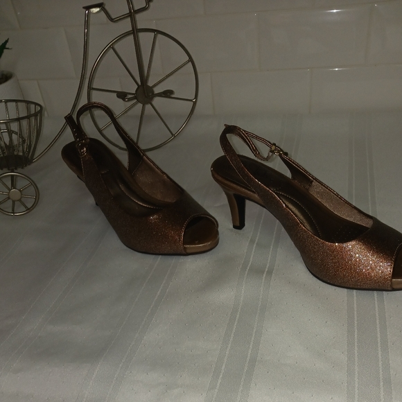 LifeStride Metallic Gold Colored Heels. Size 6M More like Copper colored - Picture 7 of 9